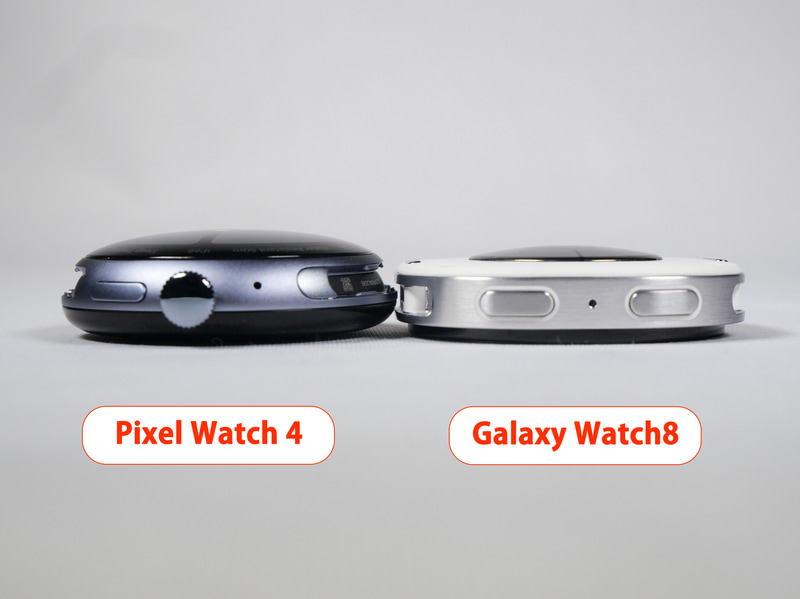 Pixel Watch 4の45mmモデル(左)とGalaxy Watch8の44mmモデル(右)を側面から見たところ。薄さはGalaxy Watch8に軍配が上がる