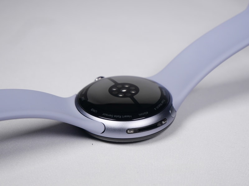 Pixel Watch 4の充電端子は背面から、左腕に装着した状態で左側面に移動している