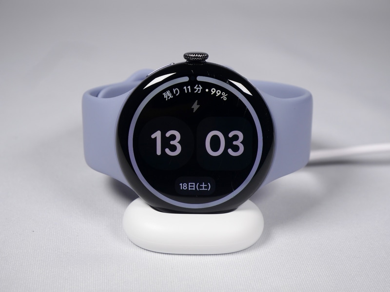 Pixel Watch 4を充電器に置いたところ。側面から立てて設置できることから、バンドを締めた状態で充電ができ、省スペース化が図られるなどのメリットが生まれている