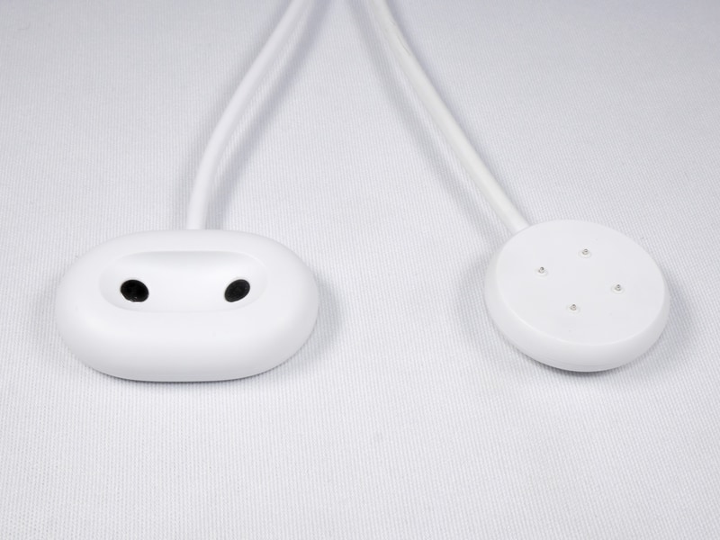 充電器の比較。Pixel Watch 4用(左)とPixel Watch 2/3用(右)とではまったく異なる形状であることが分かる