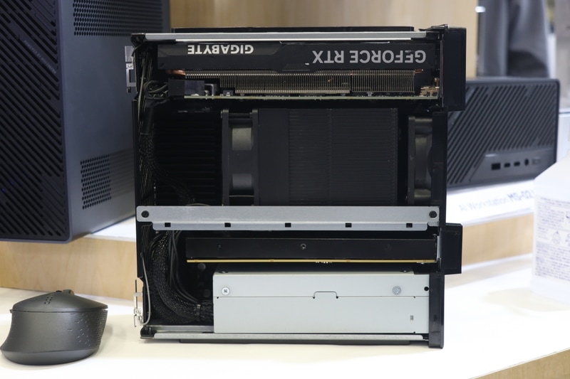 本体内部。サーバーのように整然とした配置で美しい