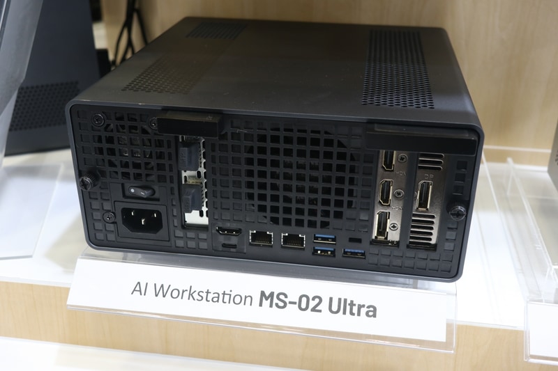 本体背面のインターフェイス(ビデオカードはGIGABYTE製)