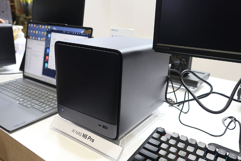 AI NASのN5 Proの展示も。ちなみにデモではUSB4を使ってPCとP2Pネットワーク接続する、というデモを行なっていた