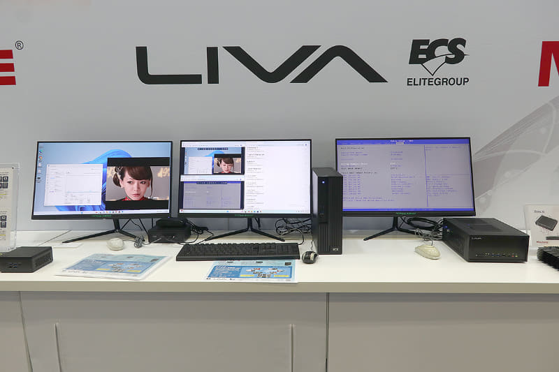 ECSのEOGのデモ。中央のPCの画面に、EOGでつながれた左右の2台のPCの画面が映っていることが分かる