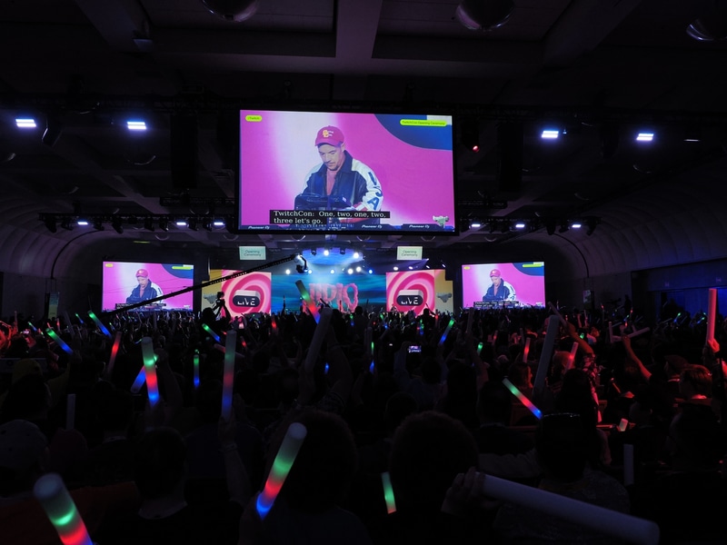 オープニングセレモニー。DJのDIPLOが演奏を披露