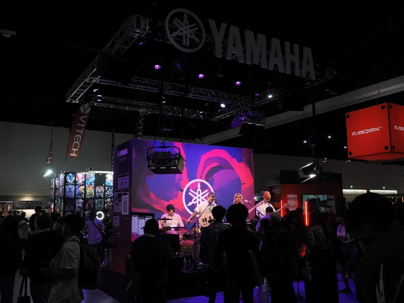 Exhibitors。スポンサーや関連企業のブースエリア。写真はヤマハブースでライブステージで音楽配信を行なっている