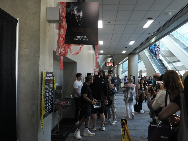 CAPCOM「RESIDENT EVIL」(バイオハザード)のアトラクション。実際のトイレを1つ封鎖し、暗い中、懐中電灯1つで、ヒントとなる文字を探す