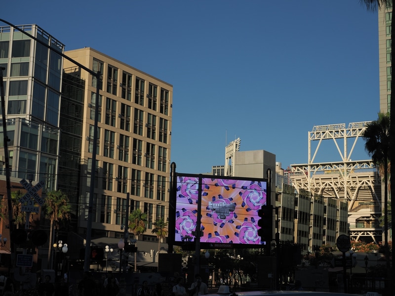 TwitchConはサンディエゴの街全体を巻き込んでのイベントで、街中のサイネージにもTwitchConの映像が流れている