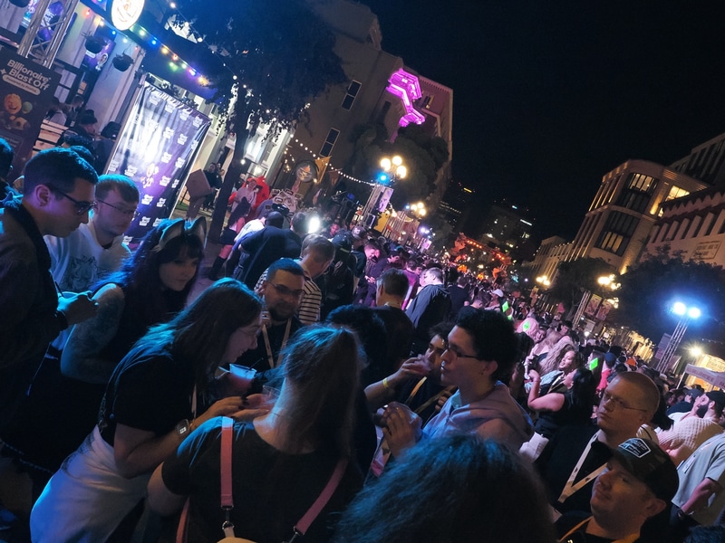 街の一区画を封鎖し行なわれたわれたBlock Party。参加費とは別の料金がかかるが、3杯のアルコール飲料のチケットがもらえ、中での飲食は無料。ライブステージやカラオケステージ、アーケードゲームを並べて路上ゲームセンターなども展開