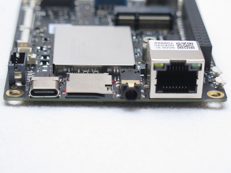 側面インターフェイス。電源入力のUSB Type-C、microSDカードスロット、Gigabit Ethernetが並ぶ