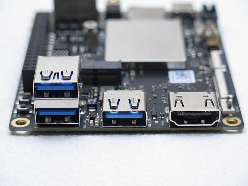 逆側にはUSB 3.2 Gen 2が3基、HDMI 2.1が1基