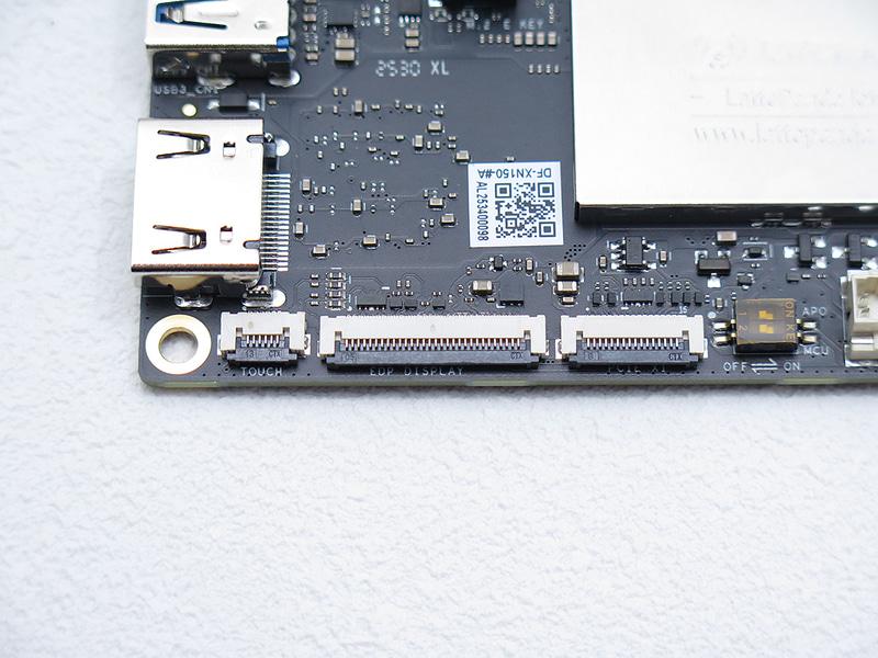 液晶パネルに直結するためのインターフェイスは2レーンのeDP。I2Cタッチも備えている