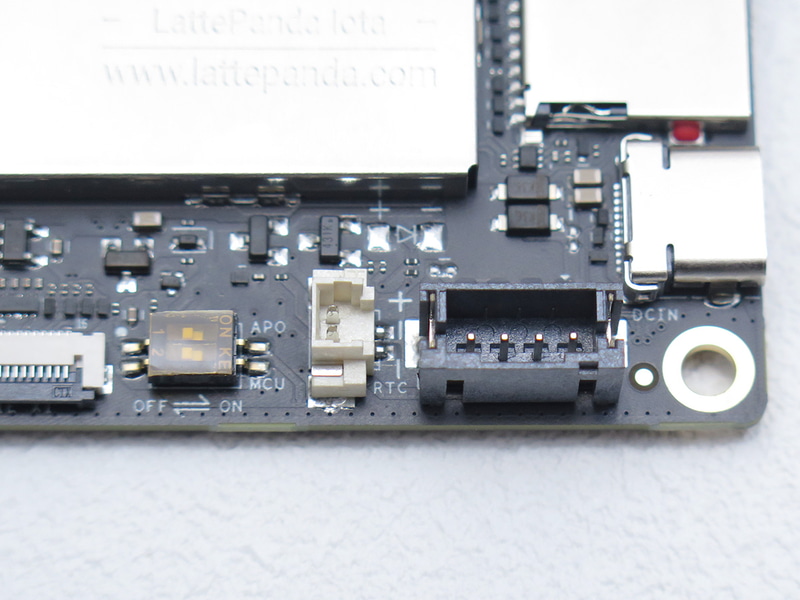 UPSモジュール接続用のコネクタやRTCバッテリコネクタ、RP2040の有効/無効、および電源接続時に自動的に電源を入れるかどうか切り替えるディップスイッチも