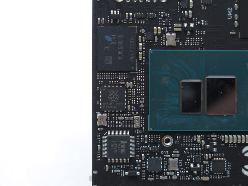 ITEのスーパーI/O「IT8613E」とSamsungのフラッシュメモリ「KLMCG2UCTB」の間にRP2040を実装している