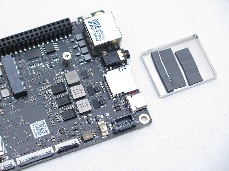 ちなみにLattePanda IOTAの金属カバーはCPU電源部ヒートシンクの役割を果たしているようだ