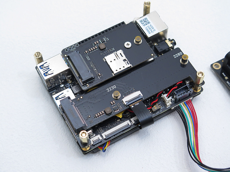 M.2 M-Key Expansion Board(DFR1250)およびM.2 4G LTE Expansion Board(DFR1249)を載せたところ
