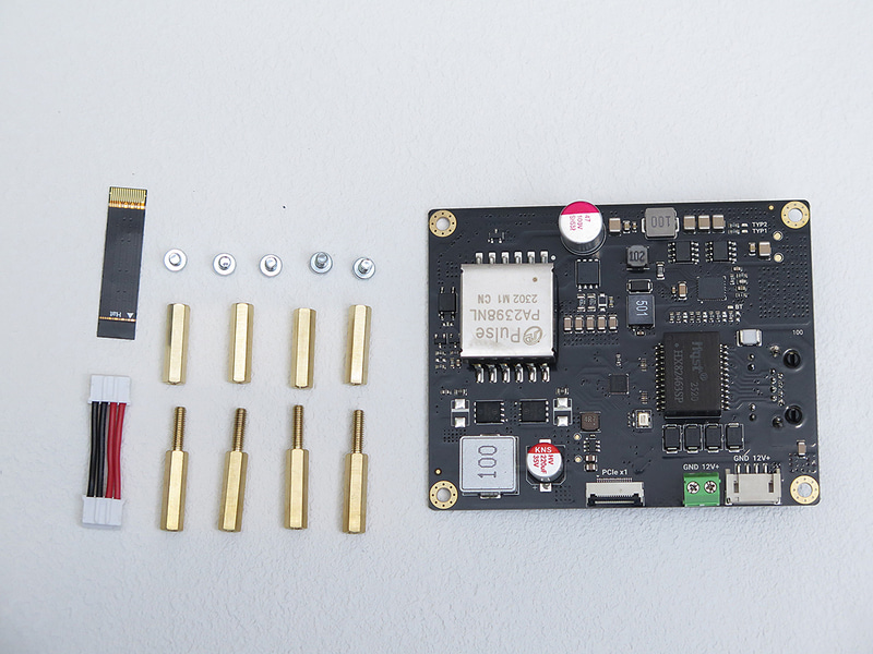 51W PoE Expansion Board(DFR1248)は支柱なども付属し、ボード上に載せられる