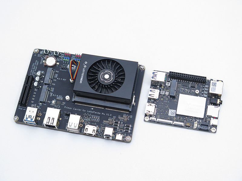 LattePanda Mu+Lite Carrier(左)との比較