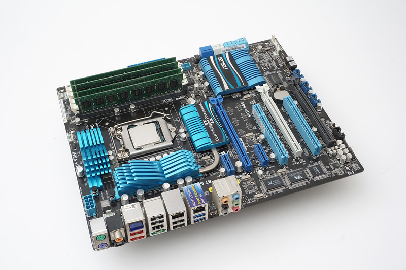 マザーボードはASUSの「P8P67 EVO」を使用した。Intel P67チップセット搭載だ