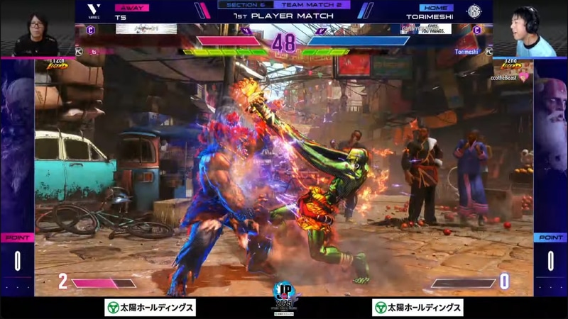 先鋒戦、tsの豪鬼と鶏めしのダルシムの1戦はギリギリの攻防の末、鶏めしダルシムが痛恨のコンボミス！2-1でtsの豪鬼が勝利することとなった。鶏めしは初のコンボミスだと語る