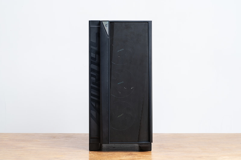 正面。左側がカットされ、そこにAORUSロゴが入っているが主張しすぎずスッキリとまとまっている