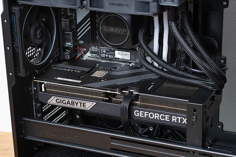 ビデオカードは3連ファンの大型タイプだ