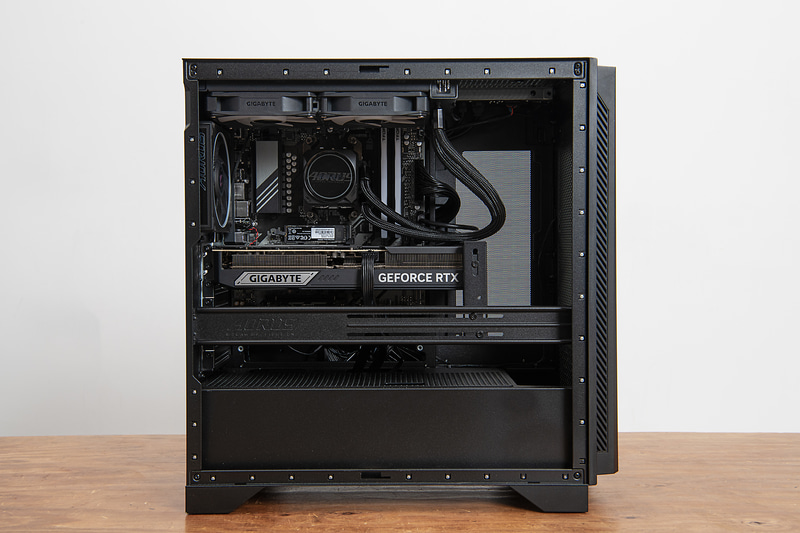 ガラスパネルを外した側面。エアフローを妨げないようにキレイにケーブルは処理されている