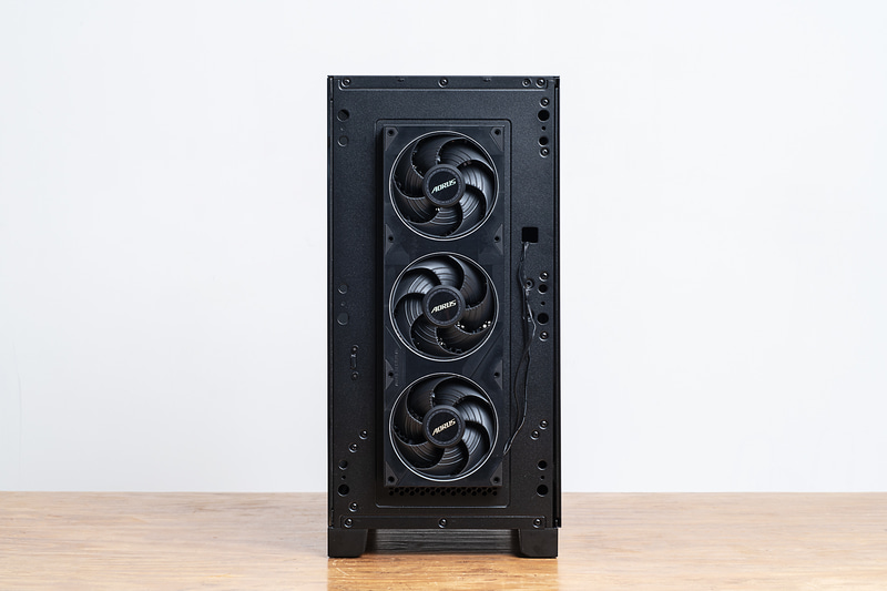 前面には3基の吸気ファンを搭載