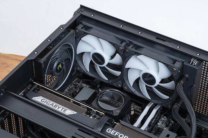 CPUクーラーは240mmクラスの簡易水冷クーラーを搭載。天面には2基の排気ファンがある。さらに背面にも排気ファンが1基あり、強力なエアフローを構築