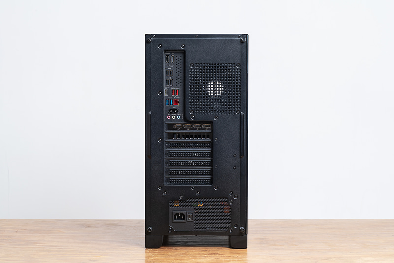 背面には映像出力のほか、USB 3.2 Gen 2 2基、USB 3.2 Gen 1 Type-C、USB 3.2 Gen 1 2基、USB 2.0 4基、2.5Gigabit Ethernet、音声入出力などが搭載されている