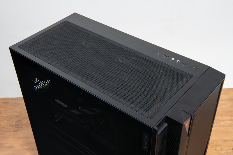 天面のダストフィルタはマグネット式で簡単に取り外せるので掃除がしやすい