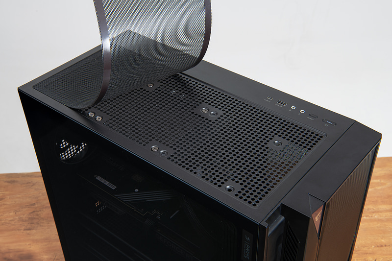 天面のダストフィルタはマグネット式で簡単に取り外せるので掃除がしやすい