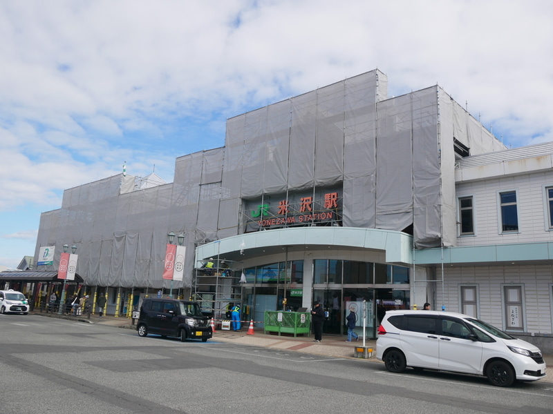 JR米沢駅からは徒歩7分の距離。現在、米沢駅は改装中だ