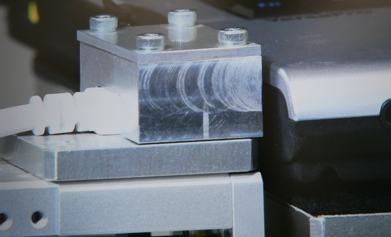 コネクタ挿抜試験の様子