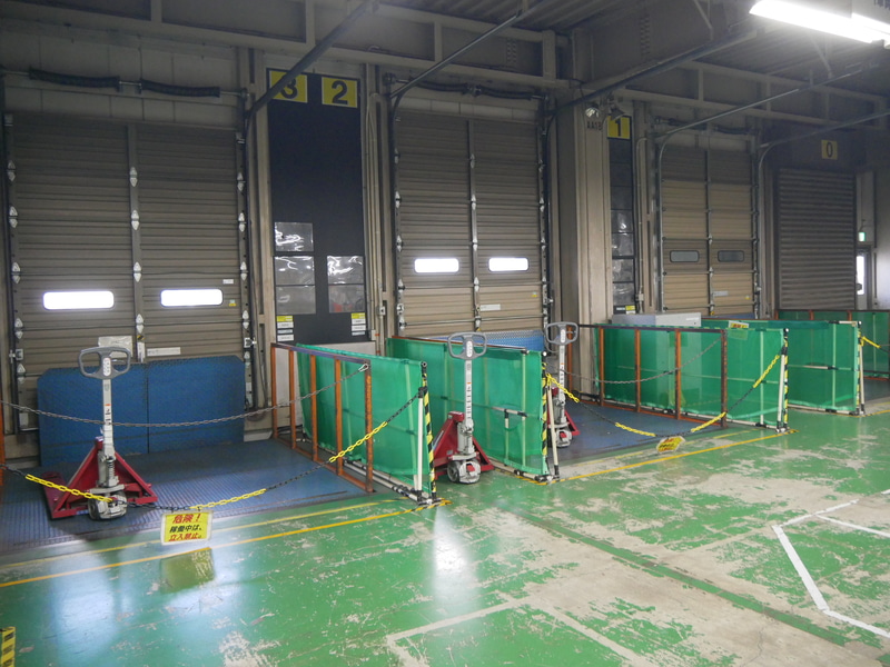 受入エリアの様子。4つのトラックゲートがあり、午前9時30分から1日8回、部品が搬入される