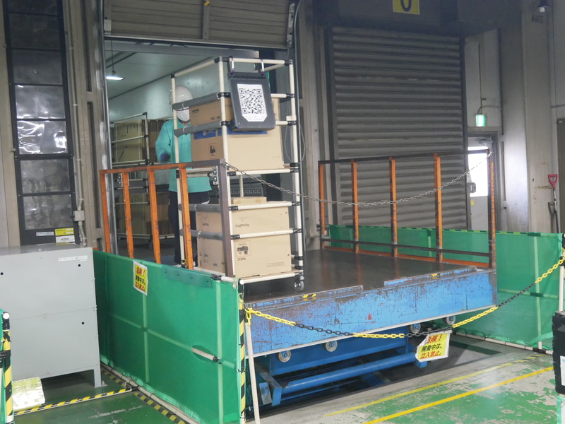 トラックが到着し、部品が運び込まれる。生産の進捗にあわせて部品が搬入される