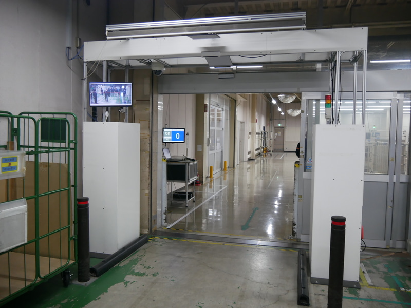 部品が工場内に運び込まれるゲート