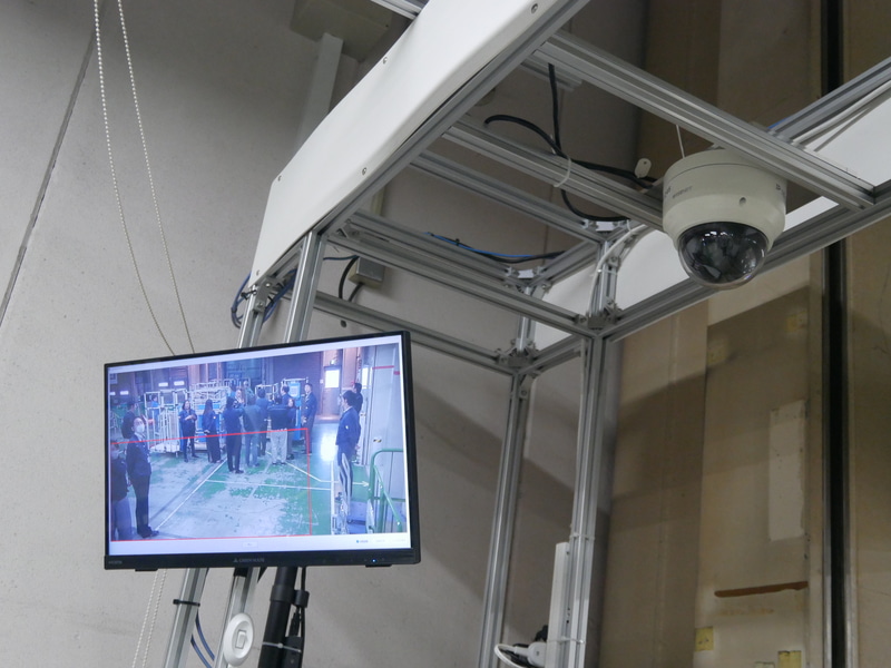 カメラでQRコードを読み取ることになる。ディスプレイの赤い部分に入ると認識する