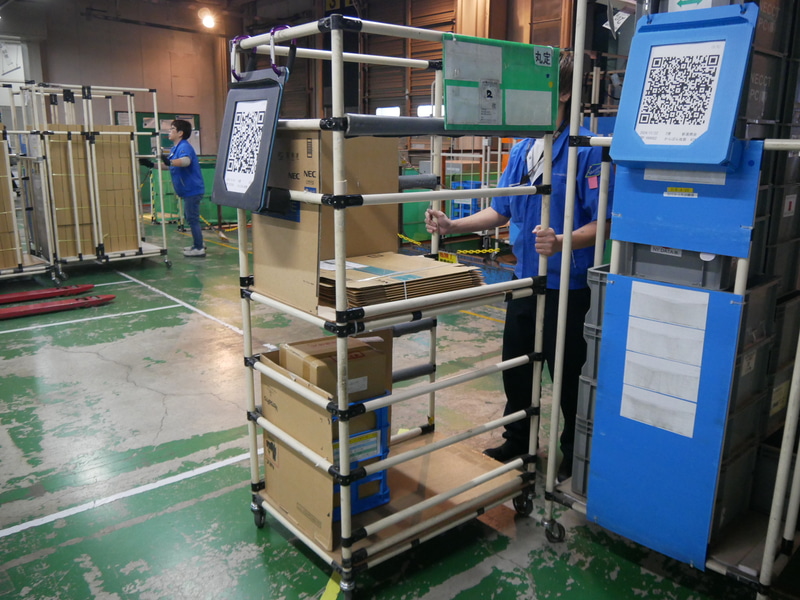 カーゴの前面にあるQRコードによって、搬入されるすべての部品を管理