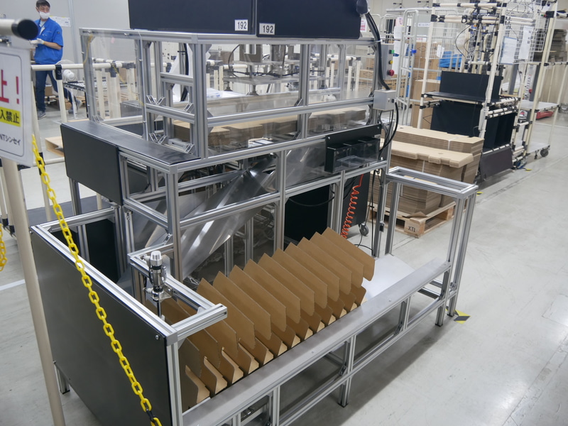 梱包する際の緩衝材を自動で組み立てる装置。米沢事業場で独自に開発したものだ