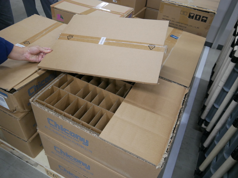 ダンボールを切り取ったところ。従来は手作業で行なっていたが、自動化し、省力化と安全性を実現した