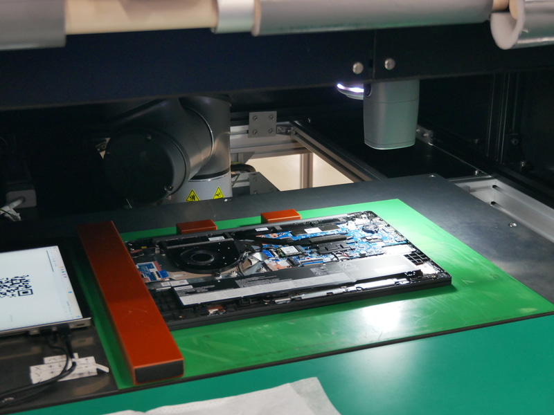 入庫した半完成品の内観検査を自動で行なう。コネクタ接続やケーブル配線なども確認