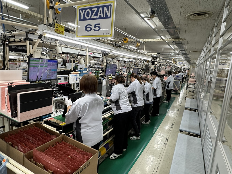 ノートPCのセルラインの様子。2人目から4人目で組み立てを行ない、残り2人が機能検査を行なう