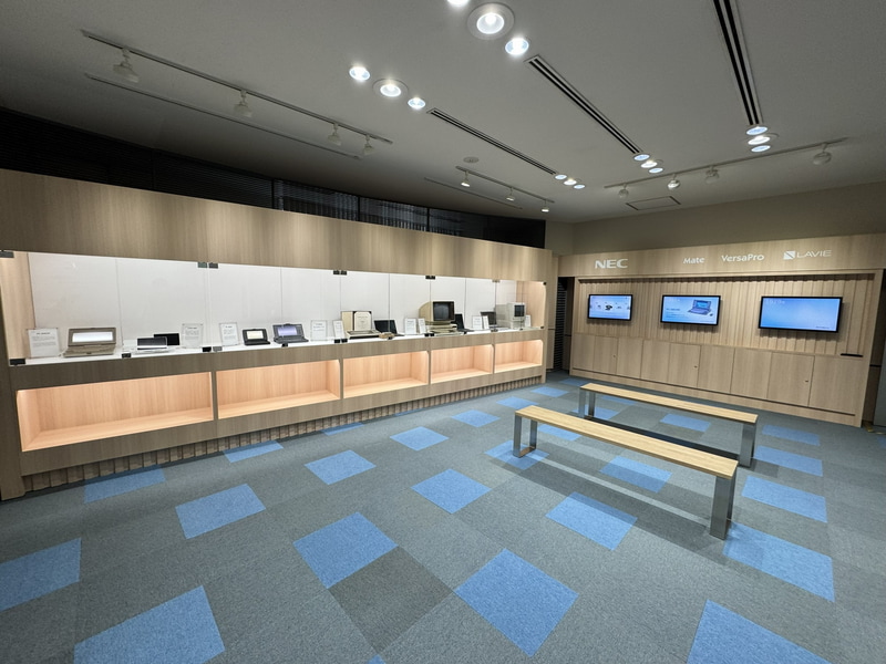 米沢事業場の1階にあるショールーム。歴代PCを展示している。2025年9月にリニューアルしたばかりだ