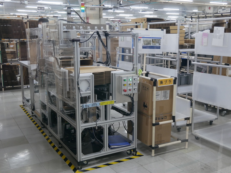 製函機。自動でPCの箱を組み立てる。箱の下部をしっかりとロックした形で組みあがったことをカメラで確認するという