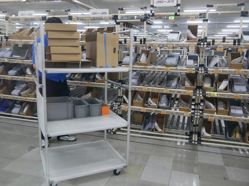 部品のストアゾーン。デジタルピッキングにより、どの部品、いくつ取ればいいのかを表示し、取り間違いや取り忘れを防ぐ