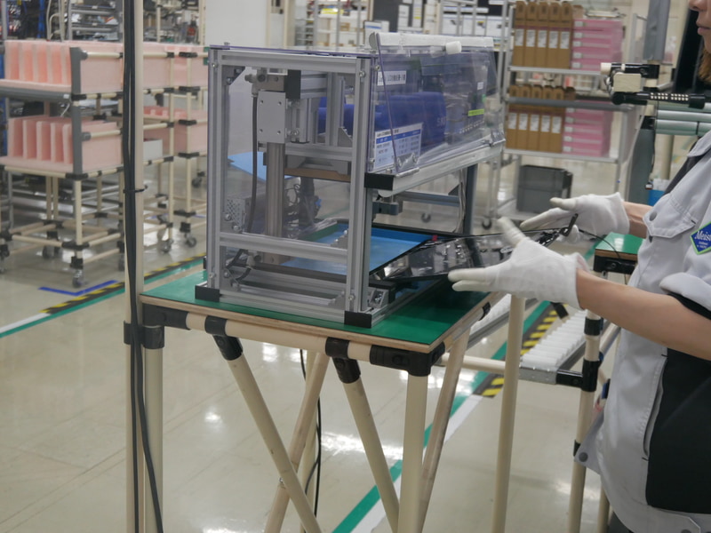 セルラインの先頭ではLCDパネルを天板に圧着するサブアセンブリ作業を行なう