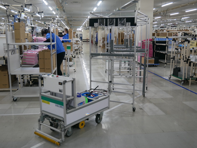 構内はAGVで移送する。AGVはルートごとに5色に色分けしている