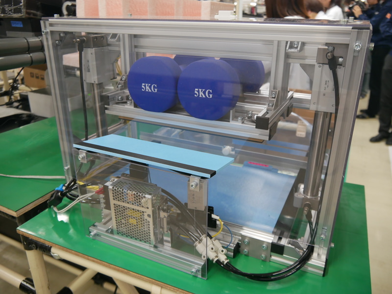  5kgの鉄アレイを2個組み合わせて10kgの重さで圧着させる