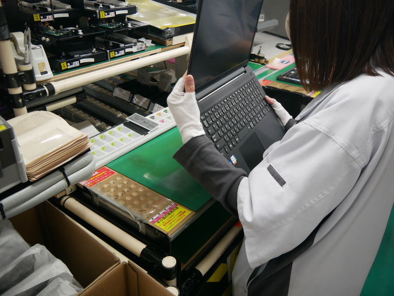 組み立てられたPCを目視で確認する